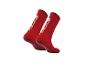 Une paire de chaussettes de sport rouges TAPEDESIGN avec picots antidérapants.
