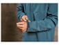 Un homme ajuste la longueur de la manche d'une veste softshell bleue.