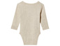 Un body bébé beige à manches longues.