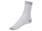 Une chaussette grise avec des rayures blanches