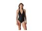 Femme en maillot de bain une pièce noir avec décolleté en V et taille froncée.