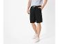 Shorts noirs et baskets beiges pour homme.