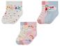 Un ensemble de trois paires de chaussettes pour enfants avec des motifs arc-en-ciel, cœurs et rayures.