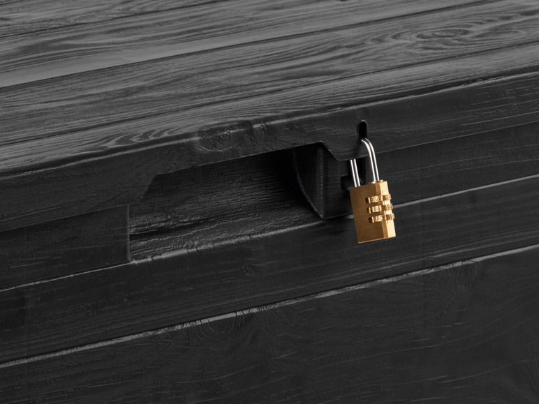 Un coffre en bois noir avec une serrure à combinaison dorée.