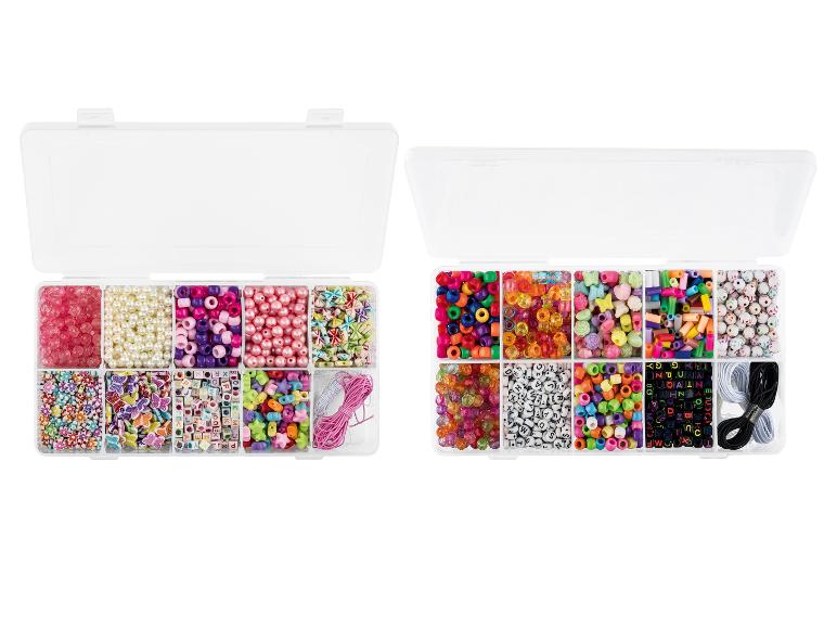 Deux boîtes en plastique transparent remplies de perles colorées assorties et de fils pour la fabrication de bijoux.