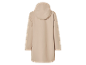 Imperméable beige à capuche.