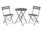 Une table ronde de bistrot et deux chaises pliantes assorties.