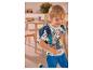 Un garçon avec un t-shirt et un sac à dos Paw Patrol.