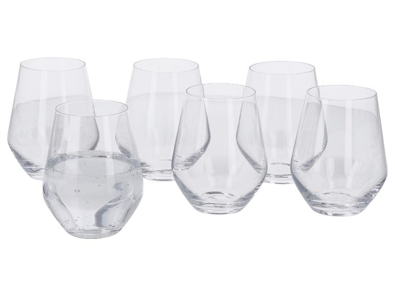 Six verres en verre sans pied, un avec de l'eau et des bulles.