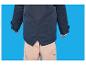 Un enfant porte une veste bleu marine et un pantalon beige sur fond bleu.