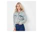 Une femme porte une veste en jean bleu clair et un jean.