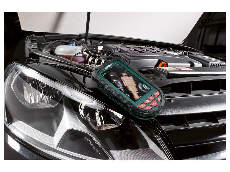 Endoscope d'inspection numérique affichant une pièce de moteur de voiture, capot ouvert.