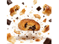 Pain au chocolat explosant avec des morceaux de pâte et de chocolat flottants.