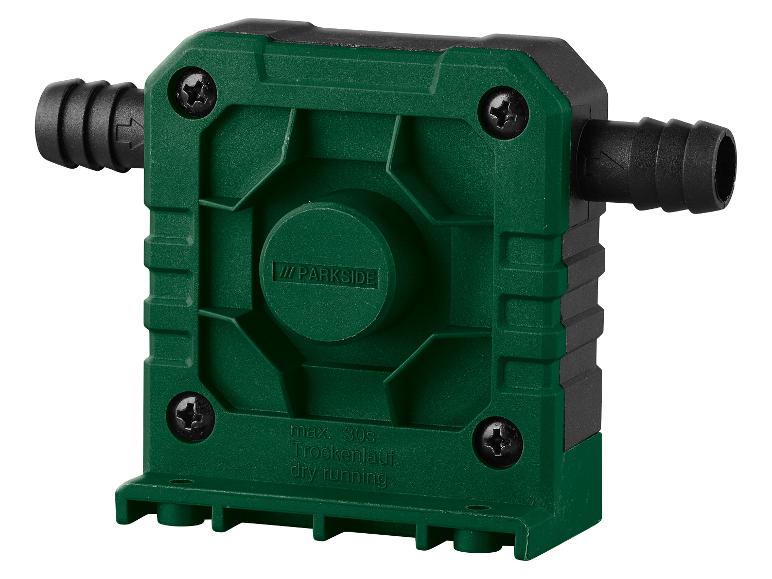 Pompe Parkside verte avec raccords de tuyau noirs et vis