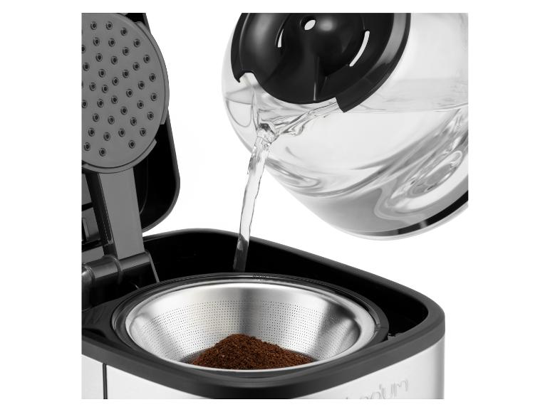 Verser de l'eau dans une cafetière avec un filtre rempli de café