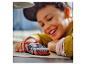 Un enfant joue avec une voiture de course LEGO Audi Sport.