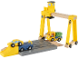 Ensemble de jouets en bois avec grue jaune, camion et voiture sur une remorque.