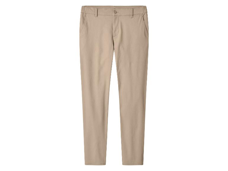 Un pantalon beige à jambe droite avec une fermeture boutonnée.