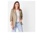 Femme en blazer beige et jeans.
