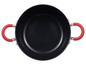 Une casserole noire avec des poignées rouges