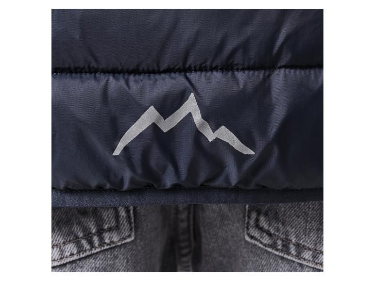 Détail d'une doudoune avec un logo en forme de montagnes.