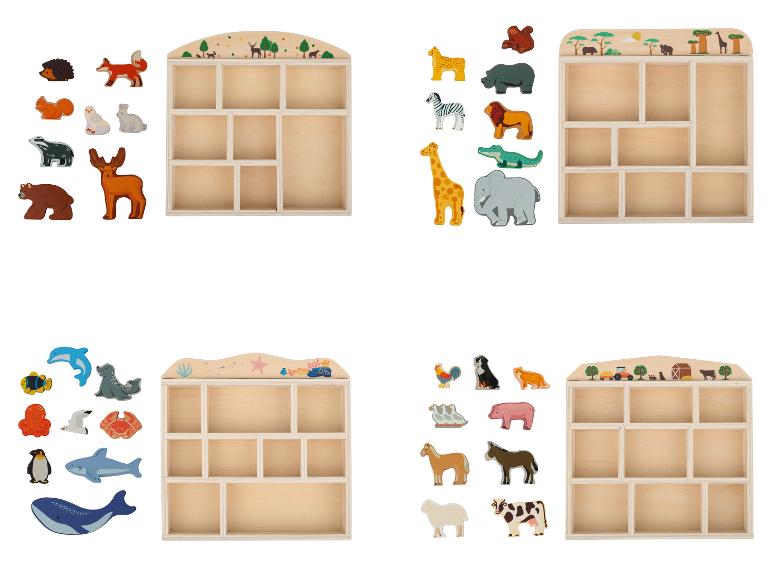 Quatre étagères en bois avec des animaux de la forêt, de la savane, marins et de la ferme.