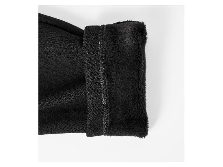 Legging noir doublé de fourrure avec coutures visibles.