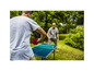 Deux hommes jouent au tennis de table à l'extérieur dans le jardin.