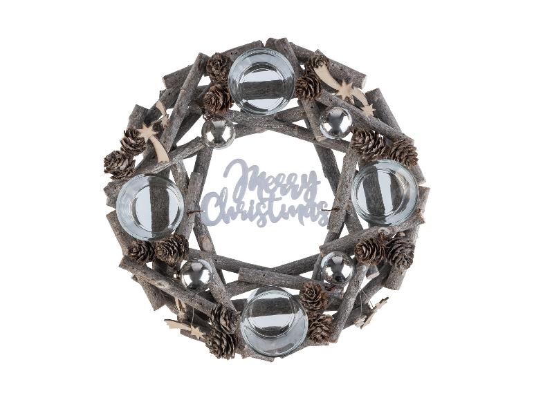 Couronne de Noël en bois avec pommes de pin, boules et bougeoirs.