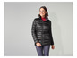 Une femme porte une veste matelassée noire avec une ceinture.