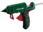 Pistolet à colle chaude vert et noir avec des accents rouges et un bâton de colle blanc.