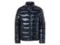 Une veste matelassée bleu foncé.