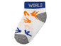 Une chaussette blanche avec un bandeau bleu 'WORLD' et un motif coloré
