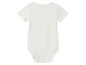 Un body blanc pour bébé à manches courtes.