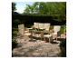 Ensemble de mobilier de jardin en osier avec canapé, fauteuils, table et tabourets sur un patio.