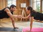 Un homme et une femme font de l'exercice sur un tapis de yoga.