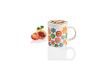 Une tasse avec un motif fleuri joyeux, remplie de cappuccino et deux mini tartes à la confiture.