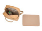 Un sac en cuir marron avec une bouteille d'eau à l'intérieur.