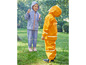 Deux enfants jouent sous la pluie avec des vêtements imperméables.