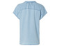 Une chemise en jean bleu clair à manches courtes.