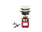 Robot culinaire rouge avec des accessoires supplémentaires, y compris un cuiseur vapeur.