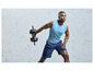 Homme en tenue de sport avec une haltère pendant un exercice.