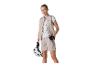Femme en gilet et short de cyclisme beiges, tenant un casque blanc et portant des gants.