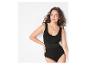 Une femme porte un body noir sans couture.