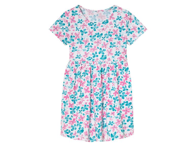Une robe blanche à imprimé floral rose et turquoise.