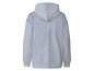 Un sweat-shirt à capuche bleu clair.