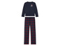 Un pyjama bleu à manches longues avec un pantalon à carreaux rouges.