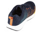 Des baskets bleues avec des détails orange