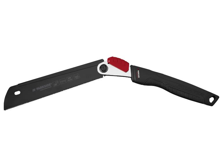 Scie pliante noire avec mécanisme de verrouillage rouge et poignée ergonomique.