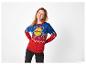 Femme souriante portant un pull de Noël Lidl, avec un motif festif.
